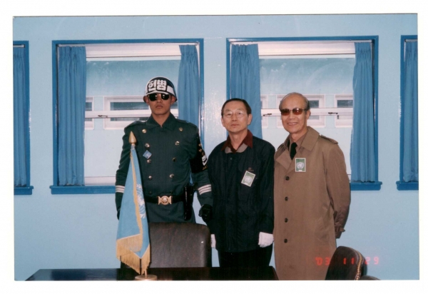 2003, 11, 29 민주평화통일 자문위원회 안성시 협의회 안보견학으로 당시 홍완표교수와 함께 판문점 자유의 집을 방문해 찍은 사진(필자 개인소장)