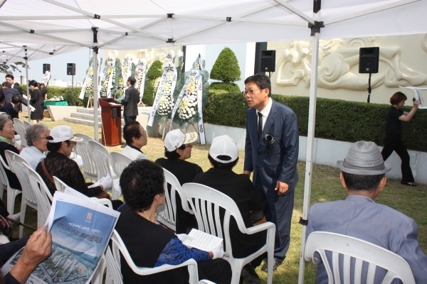 13-선거의 계절이다. 천동현 자유한국당 시장후보가 유족들에게 이야기하고 있다