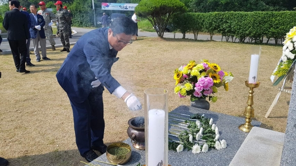 6일 사곡동 국군묘지에서 자유한국당 천동현 안성시장 후보가 분향하고 있다