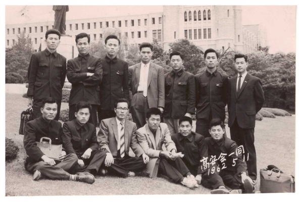 고안회 모임(개인 소장)1962년 5월 11일 고안회 회원들이 인촌 동상 앞에서 중앙도서관 건물을 배경으로 찍은 사진이다(뒷줄 왼쪽에서 두 번째가 필자)
