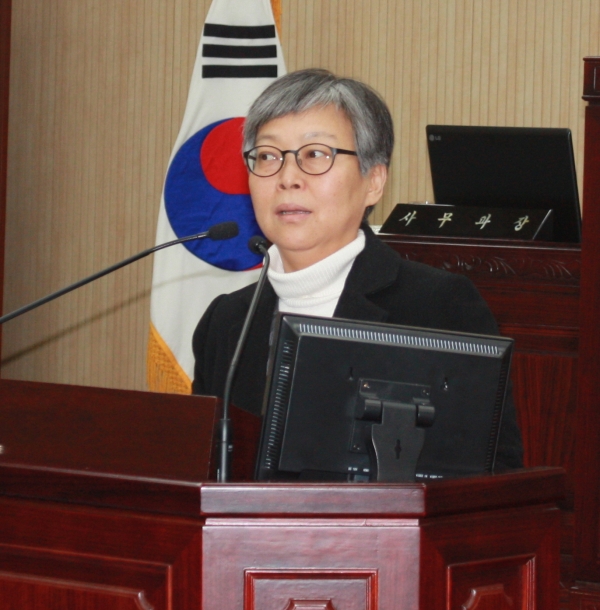 12월 20일 안성시의회 본회의에서 박상순의원이 보충질문을 하고 있다