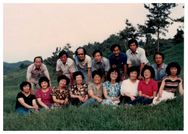 안성 ME가족 여름소풍/ 1984년 6월 안성 ME가족 Sharing(나눔)팀 7쌍의 부부들이 미양 갈전리 뒷산으로 소풍가서 찍은 단체사진