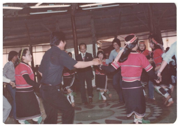 대만 소수민족인 阿美족의 춤/ 대만 仙島에 살고 있는 소수민족 민속공연장을 방문한 안성JC 대만방문단이 공연을 펼치는 阿美족 소녀들과 함께 춤을 추며 원을 돌고 있는 모습이다