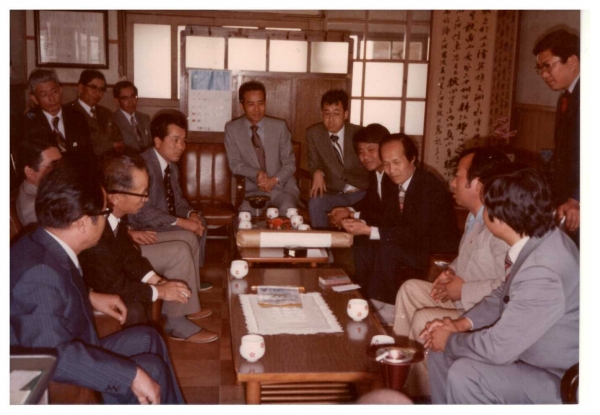 일본 安城시청 방문/ 岩月시장 및 관계 공무원과 함께 인사를 나누고 있다(탁자 오른쪽 가운데에 앉아있는 모습이 필자이다)