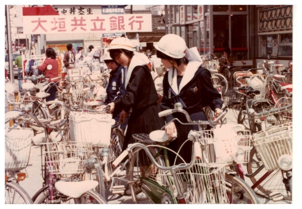 안전모 쓴 일본 자전거 통학생/ 시가지에 나왔을 때 일본 초등학교 학생들이 교복 차림에 헬멧을 쓰고 하교 하려는 자전거 통학생 모습이다