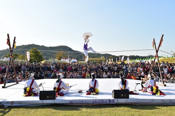 올해 안성 남사당 바우덕이 축제가 “바우덕이, 세계로 나아가는 줄을 타다”는 주제로 글로벌 축제로의 도약을 준비한다