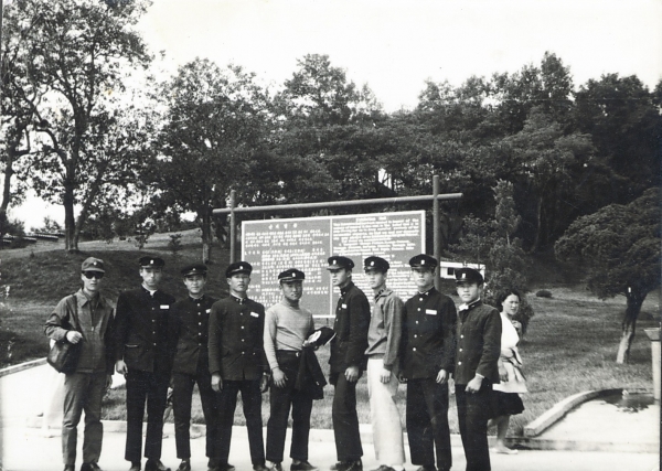 수학여행 사진(안성맞춤박물관 기증)/ 1969년 담임반 학생들이 고등학교 2학년 때 함께 떠난 수학여행지 속초 설악산 앞에서 찍은 기념사진이다