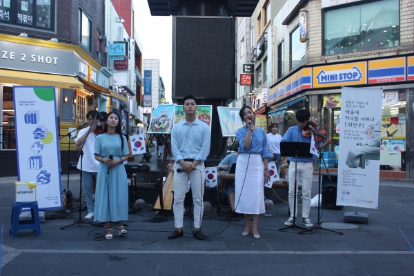 청년예술단체인 위드아트가 14일 명동거리에서 일본분 위안부 피해자 기림의 날을 맞이하여 공연과 전시활동을 했다