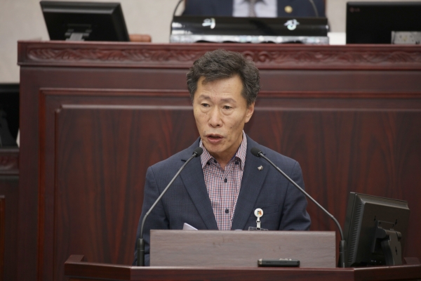 박상호 행정복지국장이 27일 의회에서 시정질문에 대해 답변하고 있다.