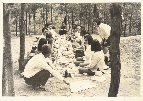 비봉산 단합대회/ 1967년 9월 산행에 나섰던 우체국 직원들이 비봉산 약수터 근처에서 오손 도손 직접 지은 점심을 서로 마주 앉아 식사를 하고 있는 모습이다