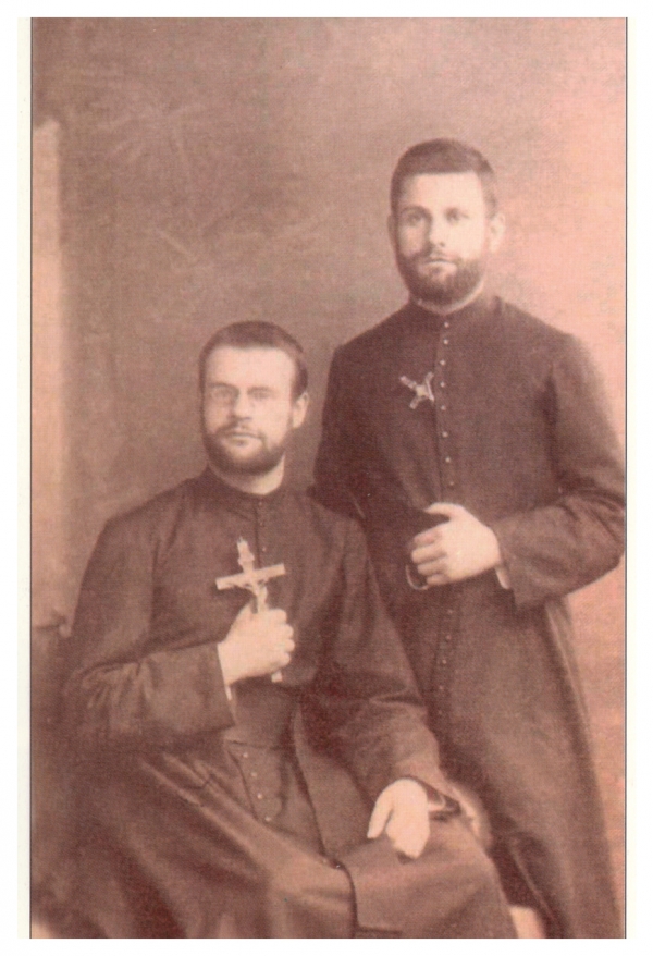 공베르 신부 형제 모습/형 앙뚜앙 공베르 신부(앉은 이)와 동생 줄리앙 공베르 신부가 함께 찍은 사진이다