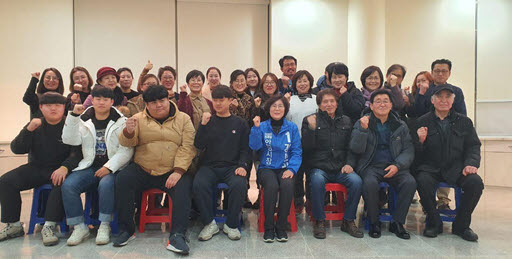 안성지역 공예가 그룹이 김보라 예비후보에게 정책을 전달했다