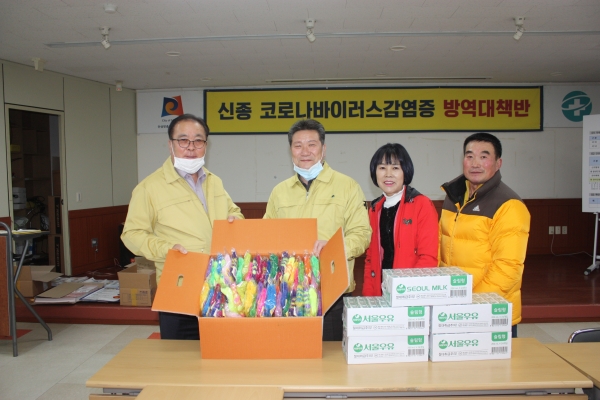 박한종 죽삼년 주민자치위원이 16일 안성보건소를 방문해 정성이 담긴 수세미와 우유를 전달했다