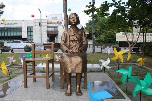 안성 내혜홀 광장에 있는 안성평화의소녀상