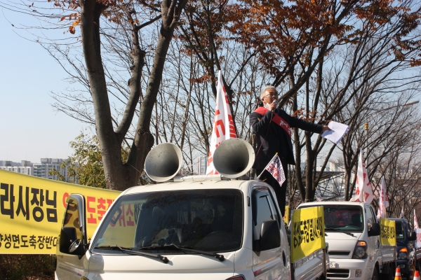 도축장반대대책위원회가 안성시의 시청정문 봉쇄로 시청 정문앞에서 차량시위를 했다