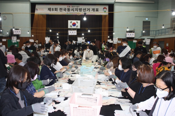 6.1 지방선거 안성투표 개표가 한경대학교 체육관에서 진행되고 있다.